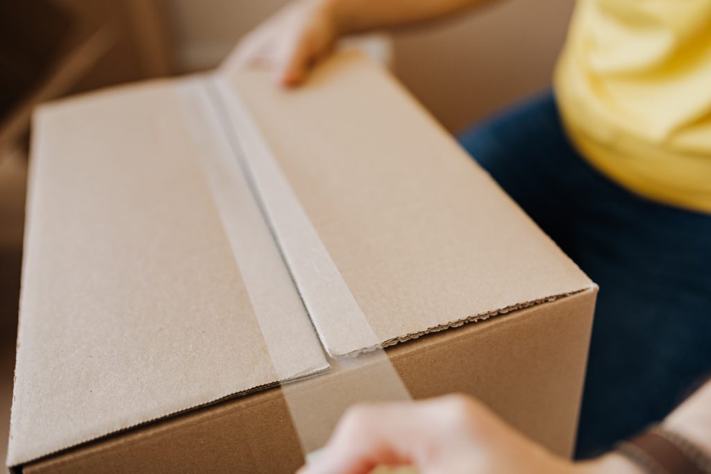 Medewerkers nemen samen een prijs in ontvangst