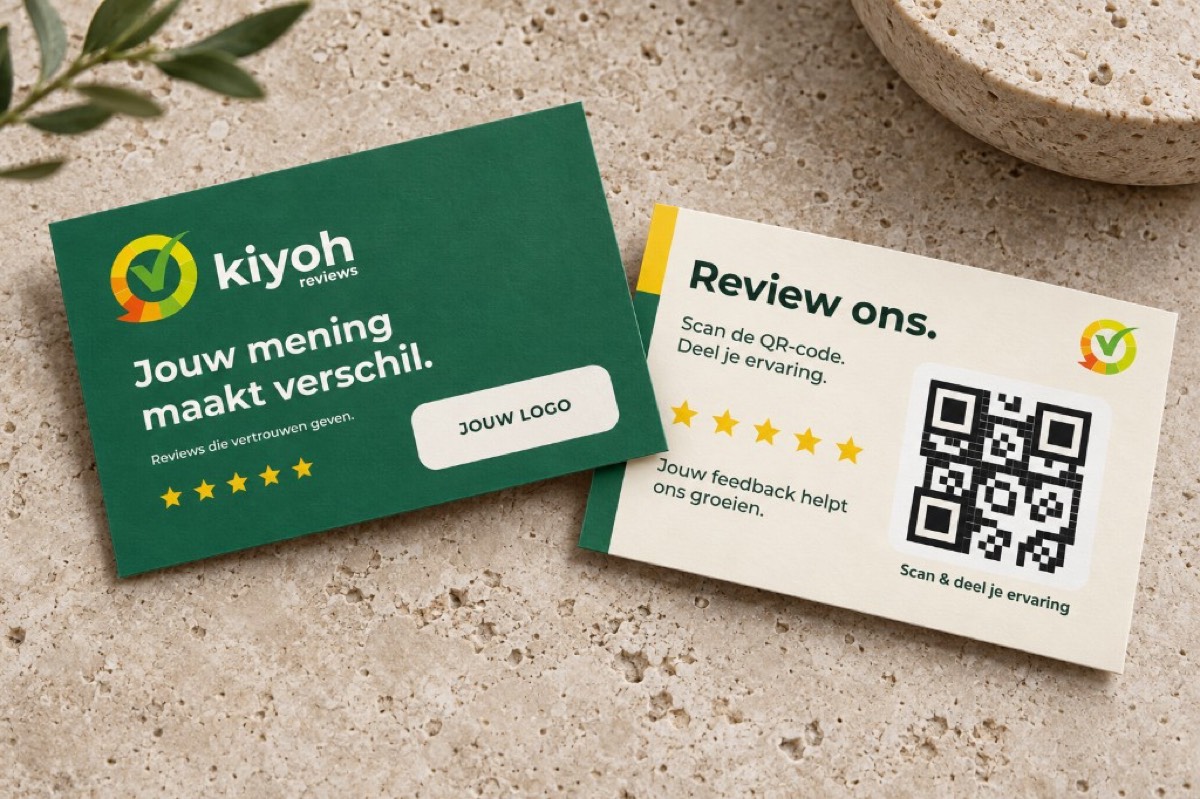 Visitekaartjes met logo op de voorkant en review-QR-code op de achterkant